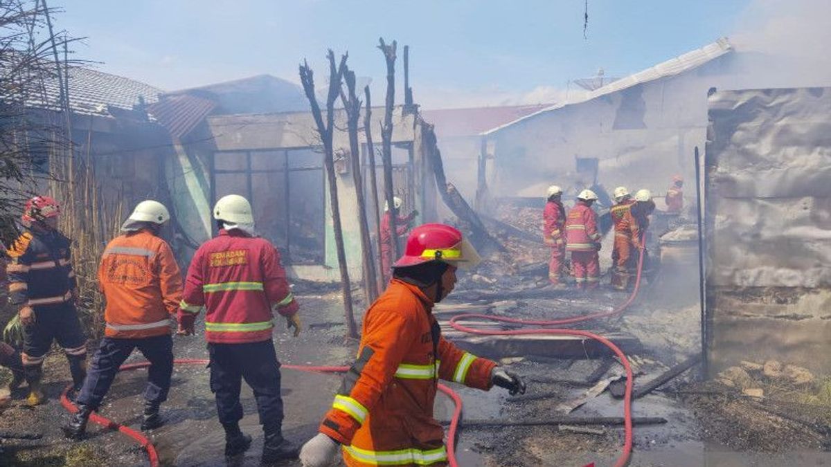 سقط أثناء التحقق من مصدر الحريق في مستودع Tiner's ، توفي رجل إطفاء Pekanbaru