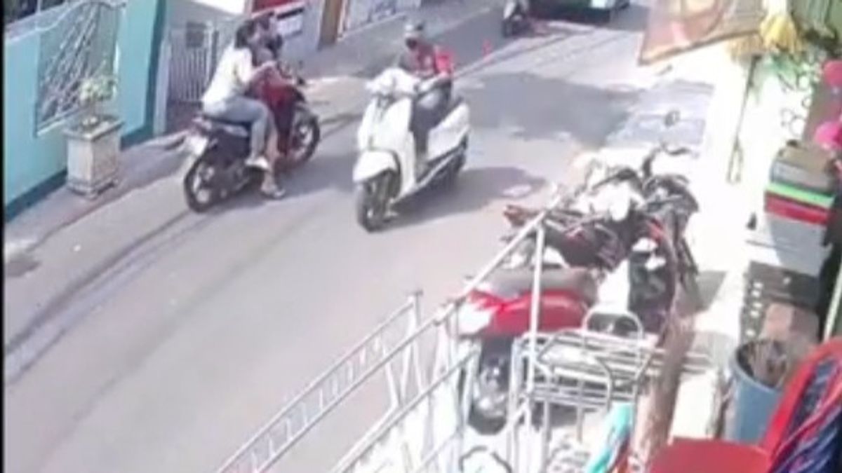 マトラマンの住民がピアジオバイクに乗った男性ジャンブレットの犠牲者