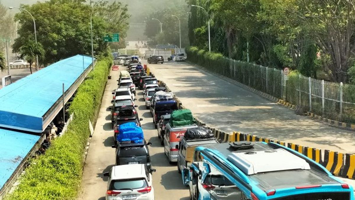    H-3 Lebaran, Pemudik Padati Pelabuhan Bakauheni