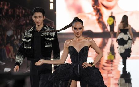 Totalitas, Cinta Laura Rela Tahan Sakit Saat Fashion Show di Paris