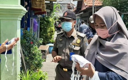 Upaya Pemprov DKI Menghadang COVID-19 di Masa PSBB, Petugas Pengawas Patroli di RW-RW