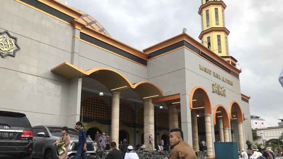 新聞と雨が降っただけで、アル・ファタハ・グランド・モスクのアンボン住民はイード・アル・アドハーのために厳粛に祈り続けている。