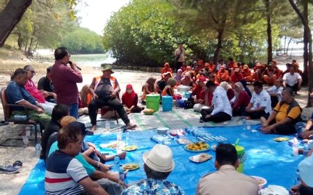 Ikatan Alumni Camat Jakarta Berikan Beasiswa Pendidikan Remaja Miskin di Kepulauan Seribu