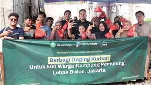 KrediOne Distributes 500 Sacrificial Animals For 500 Scavengers' Families In Jakarta