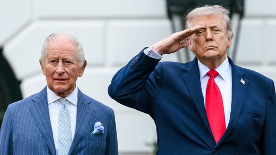 トランプは、チャールズ国王から第二次世界大戦時代の鐘の贈り物を受け取った笑い声を散らします