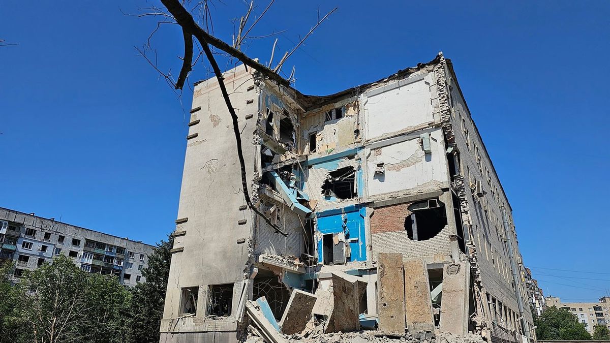 تسببت هجمات الصواريخ الروسية والطائرات بدون طيار في حريق منشأة صناعية في كييف