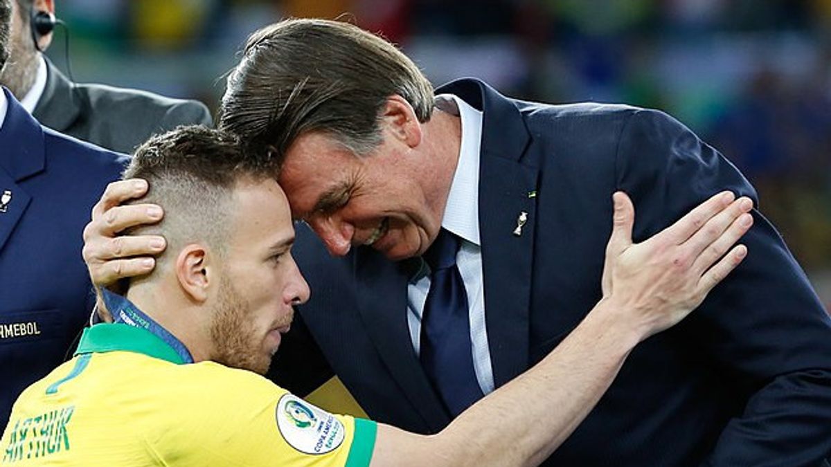 Jair Bolsonaro Menyulap Seragam Ikonik Sepak Bola Brasil Jadi Simbol Politiknya