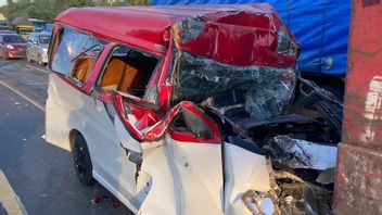 被后面的汽车撞到后，Angkot在Merak-Jakarta收费公路上撞上一辆卡车，18人受伤