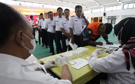 Mudik Lebaran 2024, BNN Tes Urine Masinis dan Kru KA di Daop 8 Surabaya