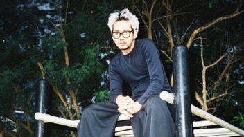 奥斯陆易卜拉欣在最新单曲《People On The Side》中讲述了情境关系的故事
