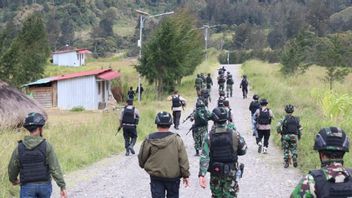تبادل لاطلاق النار مع رئيس KKB من قوات Telenggen بابوا ، واثنين من لواء متنقل يطلق النار في المعدة والظهر