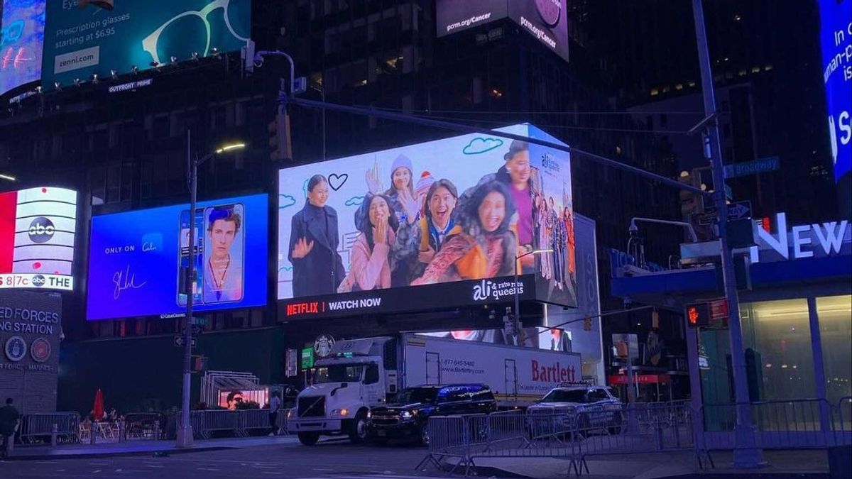 Proud To Have His Face Displayed In New York's Time Square, Iqbaal Ramadhan Dedicates To Mama