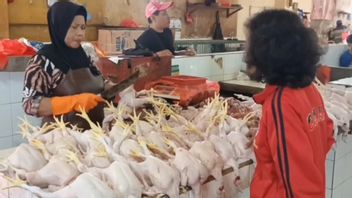 سعر الدجاج المقطوع في سوق سيراكاس التقليدي 
