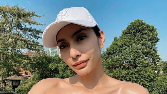 Take A Peek At Tyas Mirasih's 5 Hot Styles While Sunbathing To Beat COVID-19