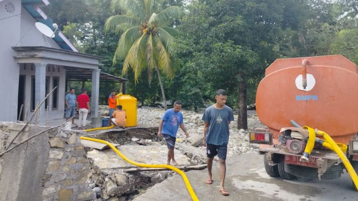 Lumpur Contaminated Wells, Victims Of Bandang Kupang Floods Supply With Clean Water BPBD