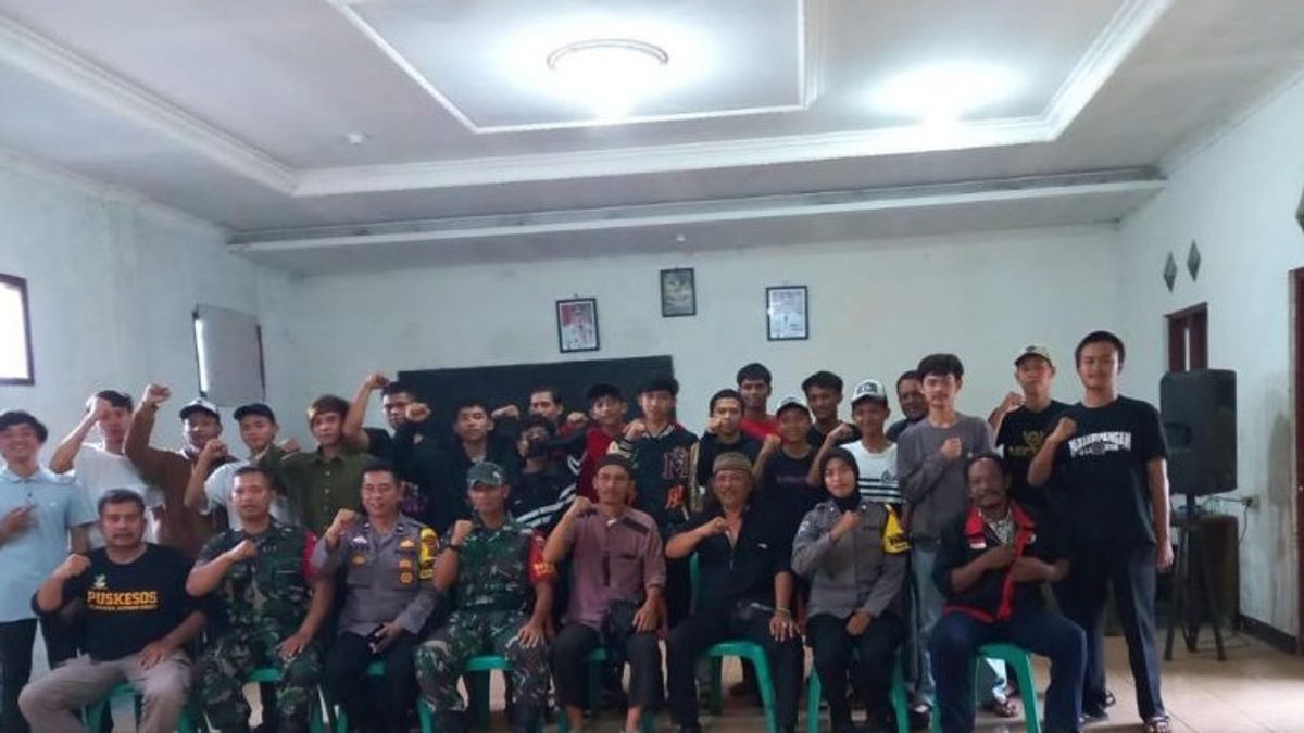 Police Reconcile 2 Groups Of Teenagers Who In The Sarong War In Sukabumi