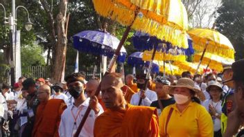 ワイサックの秒を記念して、仏教徒はメンドゥット寺院からボロブドゥールまで歩いています