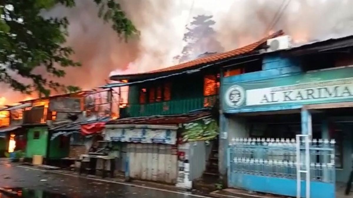 حرق 53 مبنى في لوديس وبناء خيام للاجئين في RPTRA Cibono ل 230 ناجيا من حريق Manggarai
