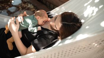 Uncovering the Secrets of Breastfeeding, a Relaxed but Helpful Guide for New Moms