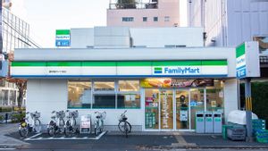 FamilyMart Store in Tokyo Collects Used Clothes and Goods to Reduce Waste