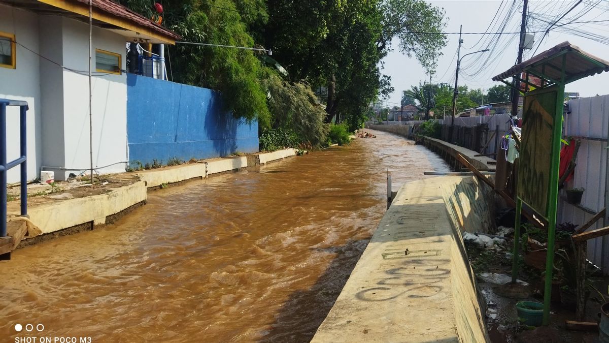 未修复,Kramatjati Hek地区再次被洪水淹没,原因是Kalibaru Jebol Turap
