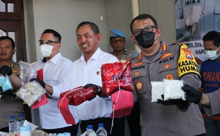 Polda Jatim Bongkar Pabrik Ekstasi dan Pil Koplo di Kertajaya Surabaya