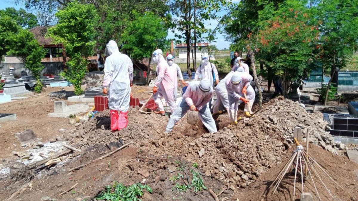 Pengakuan Penggali Makam COVID-19 di Malang soal Duit Insentif yang Dipotong