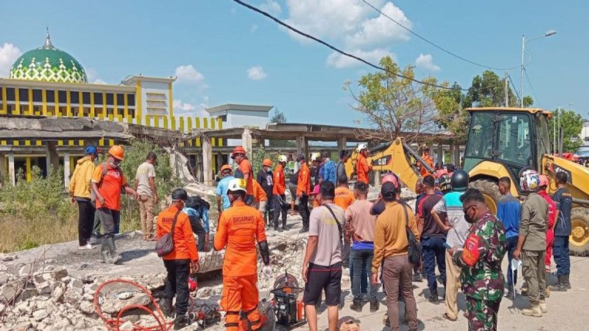 Wameo Baubau Roboh Timpa Marketの建物 2 人 車両へ