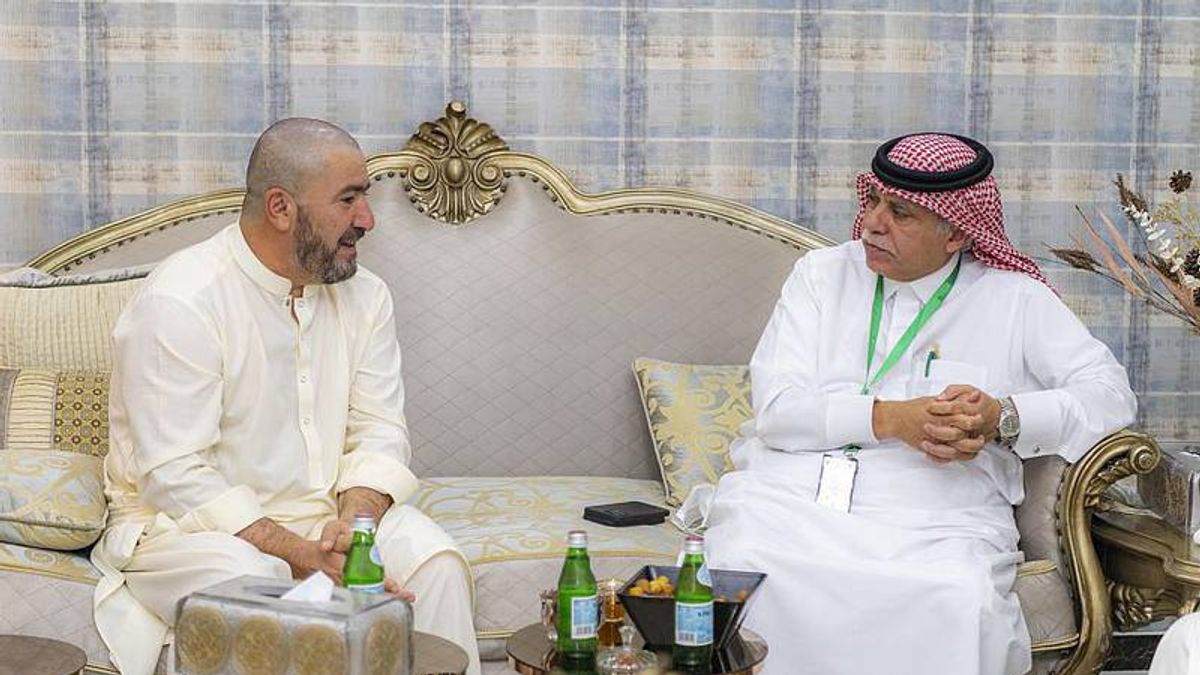 Diberi Izin Berhaji dan Tinggal, Pria Inggris yang Jalan Kaki ke Mekkah Berbagi Pengalaman dengan Menteri Arab Saudi