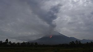 Gunung Semeru Keluarkan Awan Panas, Penerbangan di Bandara Surabaya-Malang Masih Aman