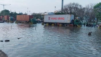 ظهور فيضانات روب التي عادت إلى منطقة ميناء تانجونغ إيماس في سيمارانغ