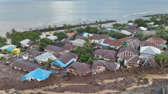 テルナテの洪水の影響を受けた住民は、細菌で汚染された水を得る