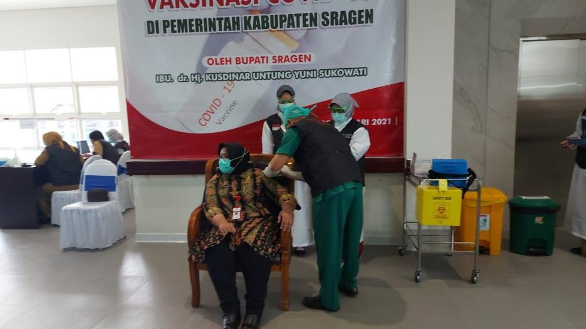 Creative, Special Clothes For Covid-19 Vaccination Worn By The Sragen Regent Goes Viral