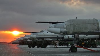 طائرة بدون طيار تضرب قاذفة نووية استراتيجية روسية القاعدة الجوية: مقتل ثلاثة جنود ، موسكو تتهم أوكرانيا