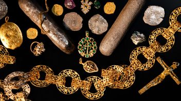 探検家チームは350年前に沈没した古代スペイン船の宝物を発見する:宝石にコインがある 