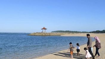 Senangnya Cucu Jokowi Bermain Air di Pantai Nusa Dua Bali