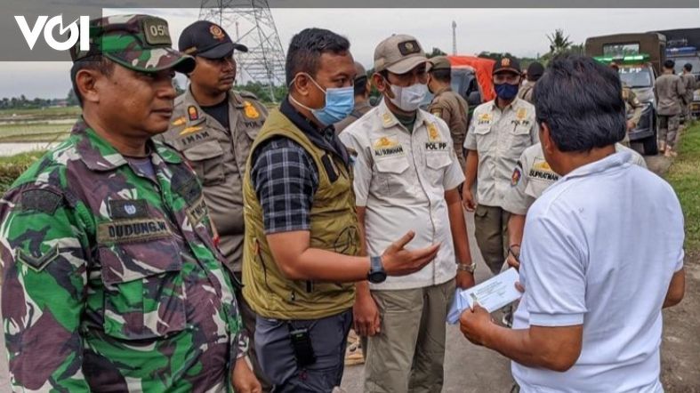 Satpol PP Bekasi Tertibkan Puluhan Bangunan Liar