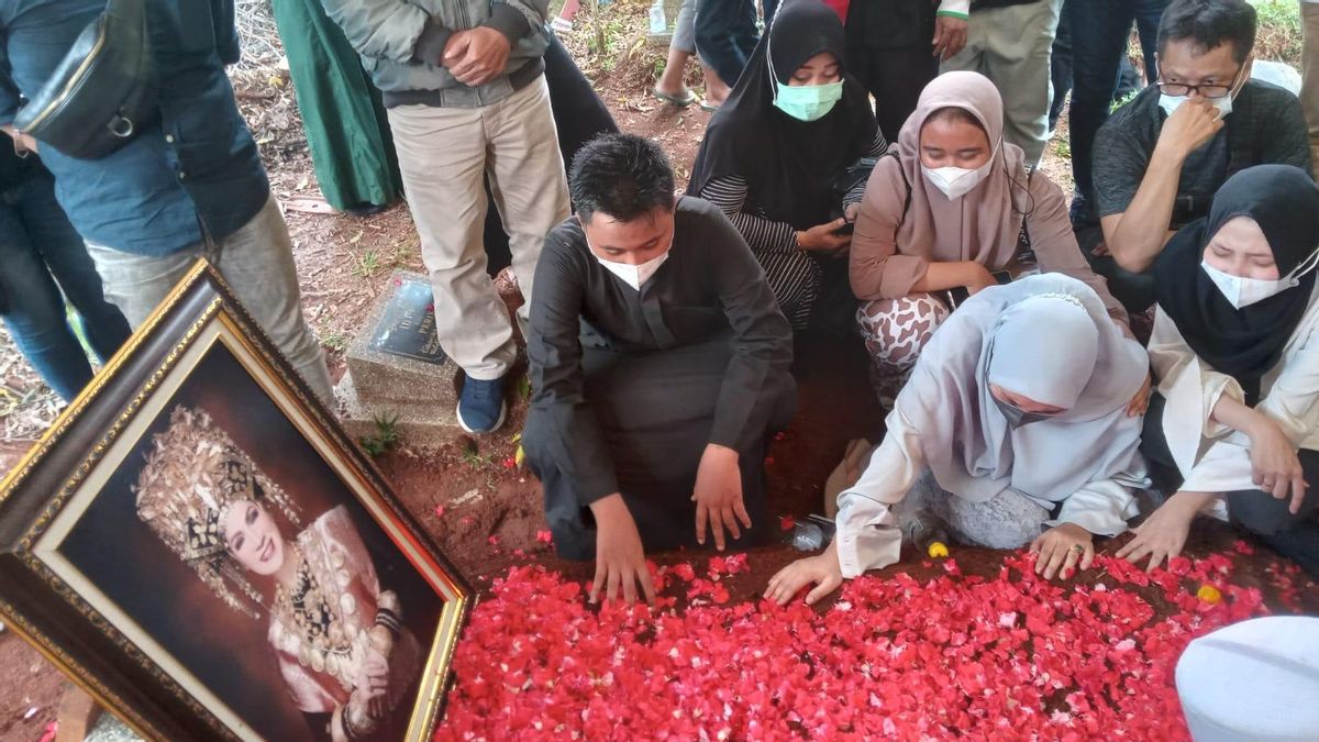 6张Dorce Gamalama作为男人的葬礼游行的照片，根据Buya Yahya的指示 