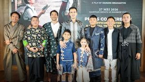 Lolox is prevented from leaving his Batak identity for the Children of Heaven film by Hanung Bramantyo