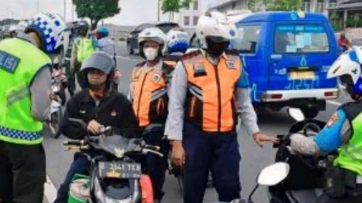 Police Ticket 1,965 Motorized Vehicles In Jakarta Due To Opposite Direction