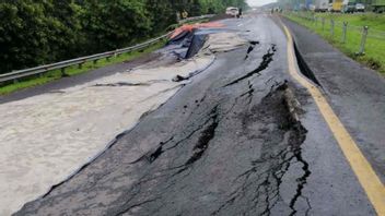 Cipali Toll KM 122 انهارت، Cirebon إلى جاكرتا الطريق لا يمكن أن تمر بواسطة المركبات