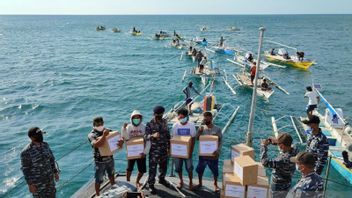 KRI Badau-841 Distribusikan Paket Sembako untuk Masyarakat Nelayan di Perairan Galesong
