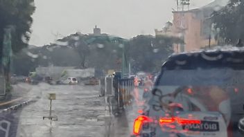 月曜日の朝、激しい雨が降り、ジャカルタの多くのポイントで洪水が発生