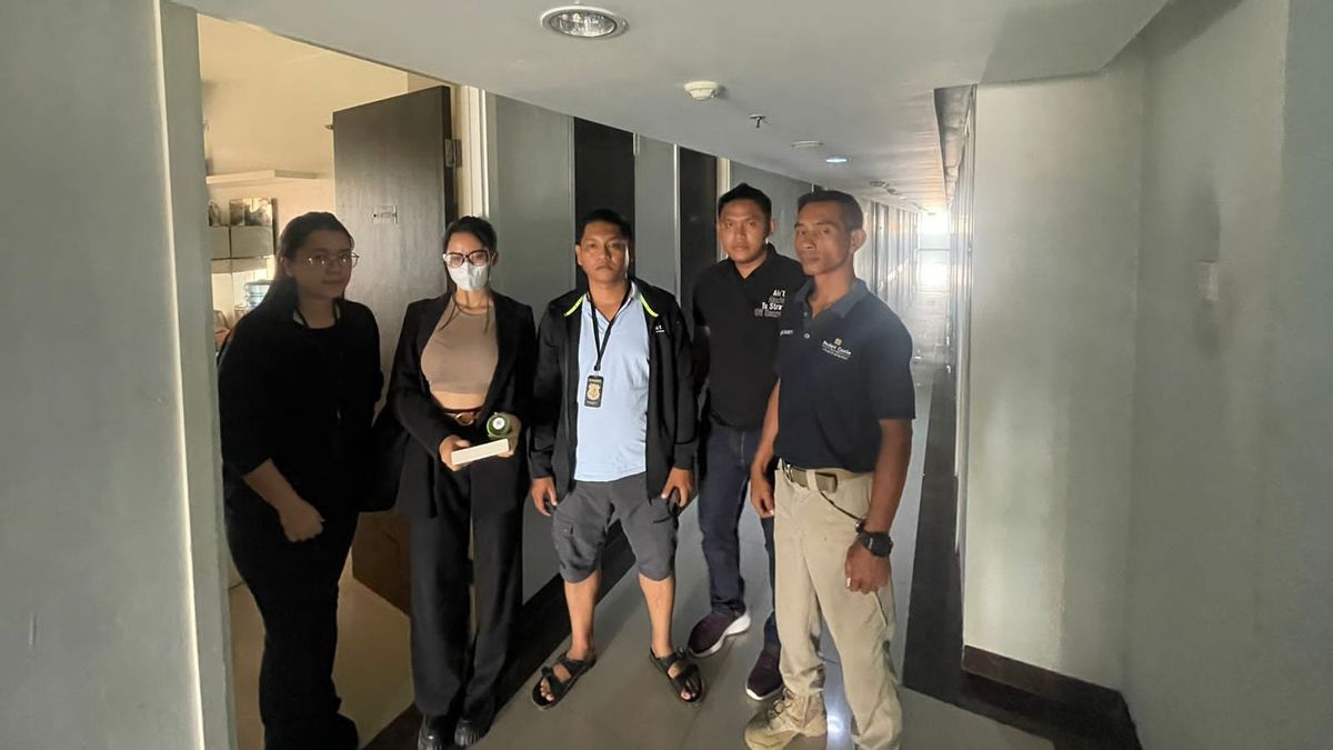Siskaeee在日惹公寓被警察逮捕时的出现