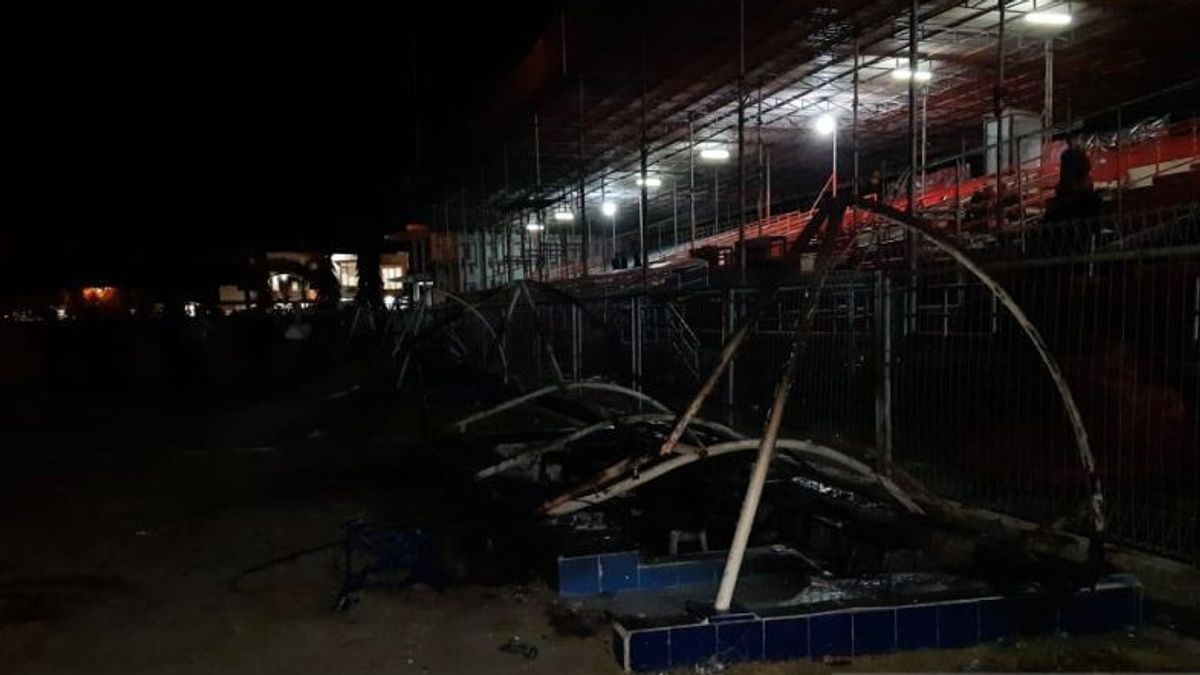 Petugas Jinakkan Si Jago Merah di Stadion H. Dimurthala Banda Aceh yang Dibakar Massa Jelang Persiraja Vs PSMS Medan