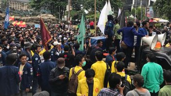 7 4月21日の馬像でのデモ、憲法上の犯罪者に対する制裁を求める7人の学生の要求