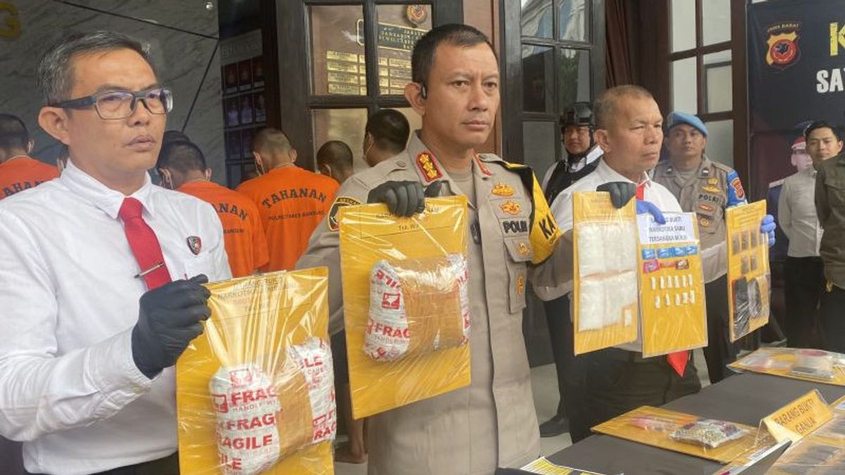 Polrestabes Bandung Ringkus Permetteur de 2,1 kg de méthamphétamine