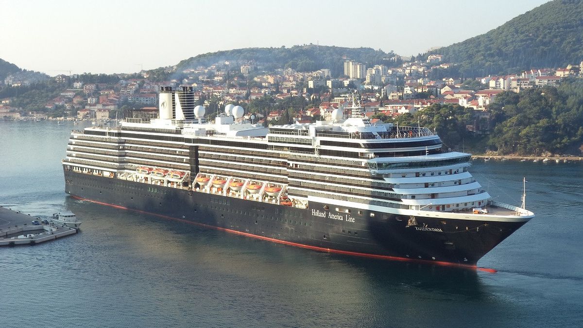 Mexican Authorities Allow MS Zuiderdam Cruise Ship To Dock And Disembark Passengers Despite COVID-19 Outbreak