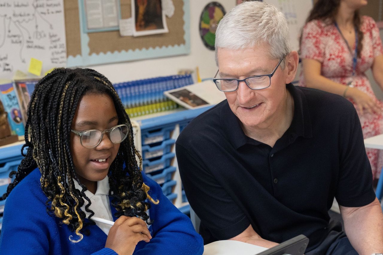 Cook's Team Visits Vietnam To Strengthen Social Connection And Contribution