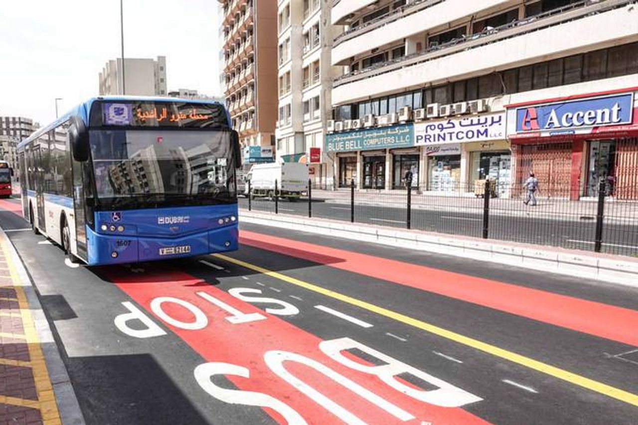 ドバイには50 Km沿いに特別なバスとタクシーのラインがあり、移動時間を短縮